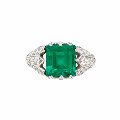 Lot 470 - Platinum, Gold, Emerald and Diamond Ring
