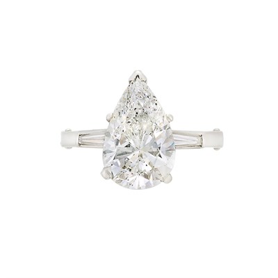 Lot 366 - Platinum and Diamond Ring