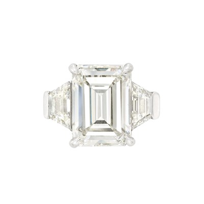Lot 495 - Platinum and Diamond Ring