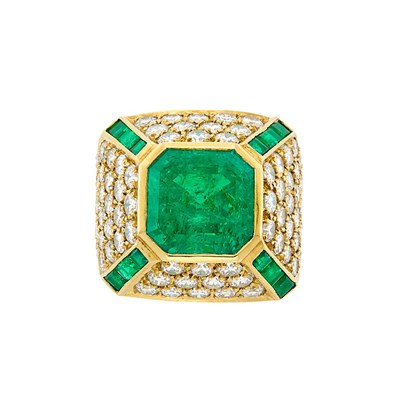 Lot 3417 - Gold, Emerald and Diamond Dome Ring