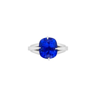 Lot 317 - Platinum and Sapphire Ring