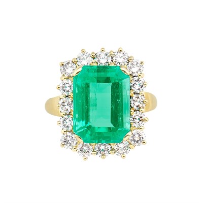Lot 427 - Gold, Emerald and Diamond Ring