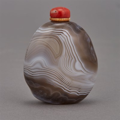 Lot 122 - Chinese Banded Agate Snuff Bottle Qing Dynasty...