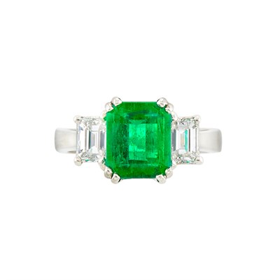 Lot 423 - Platinum, Emerald and Diamond Ring