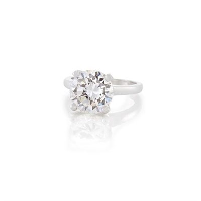 Lot 394 - Platinum and Diamond Ring
