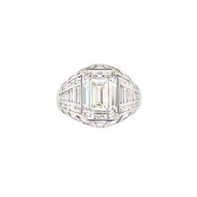 Lot 419 - White Gold and Diamond Ring