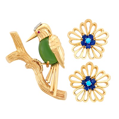 Lot 102 - Pair of Gold, Sapphire and Turquoise Flower Earclips, France, and Platinum-Topped Gold, Hardstone and Gem-Set Woodpecker Brooch