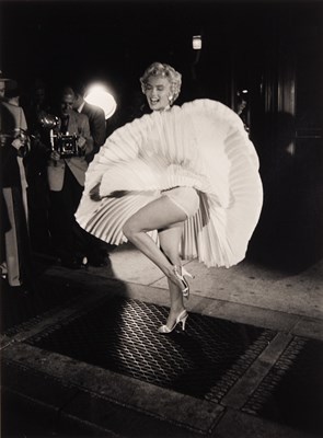 Lot 602 - ZIMBEL, GEORGE (b. 1929) Marilyn Monroe on the...