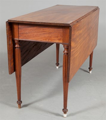 Lot 177 - Federal Mahogany Drop-Leaf Table Early 19th...