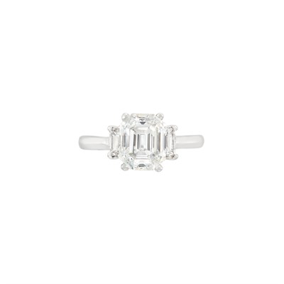 Lot 319 - Platinum and Diamond Ring