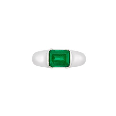 Lot 121 - Platinum and Emerald Ring