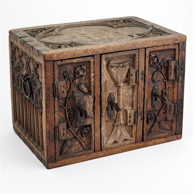 Lot 621 - English Oak Box The rectangular top carved...