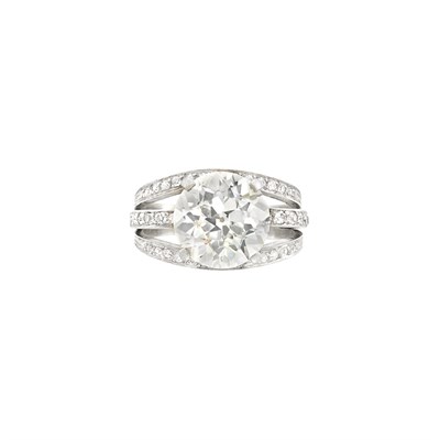 Lot 528 - Platinum and Diamond Ring