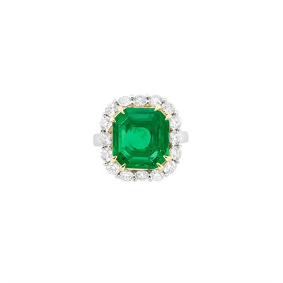 Lot 461 - Platinum, Gold, Emerald and Diamond Ring