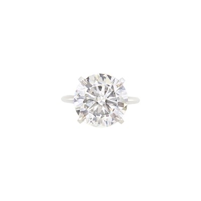 Lot 158 - White Gold and Diamond Ring