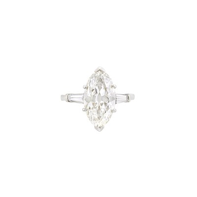 Lot 371 - Platinum and Diamond Ring