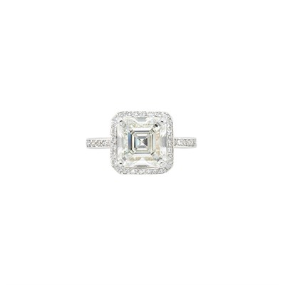 Lot 239 - Platinum and Diamond Ring