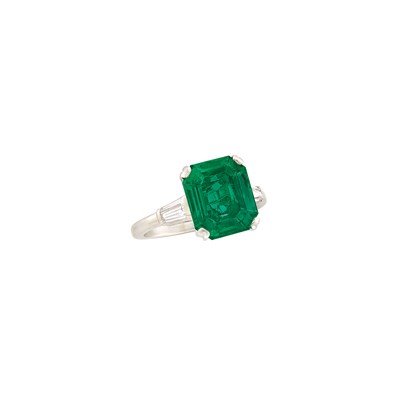 Lot 160 - Platinum, Emerald and Diamond Ring