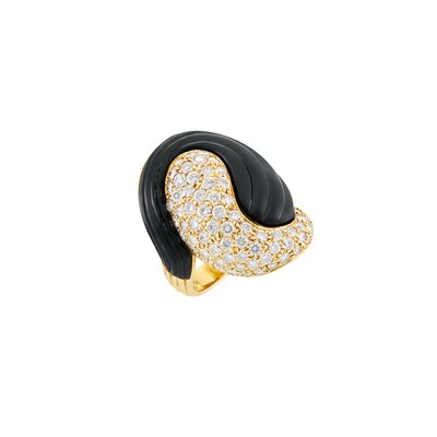 Lot 86 - Gold, Diamond and Black Onyx Ring