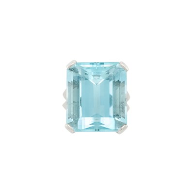 Lot 184 - White Gold and Aquamarine Ring