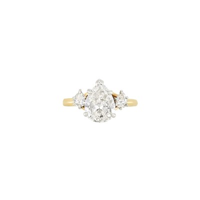 Lot 526 - Gold and Diamond Ring