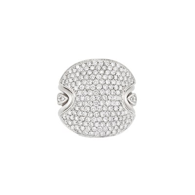 Lot 392 - White Gold and Diamond Ring