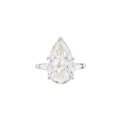 Lot 322 - Platinum and Diamond Ring