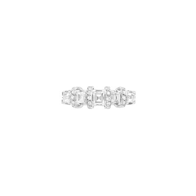Lot 100 - Platinum and Diamond Ring