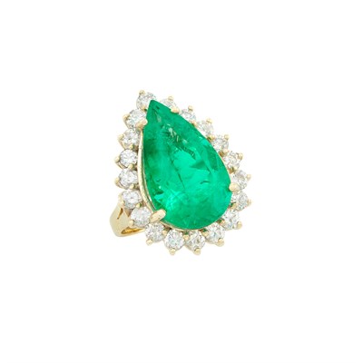 Lot 256 - Gold, Emerald and Diamond Ring