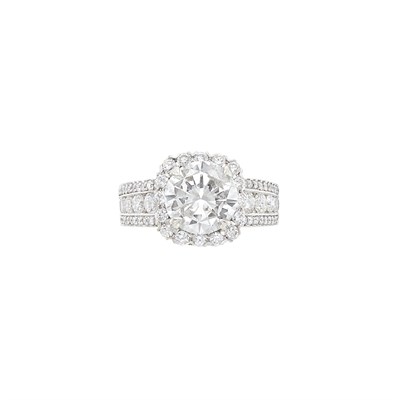 Lot 353 - White Gold and Diamond Ring
