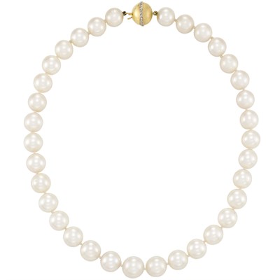 Lot 386 - South Sea Cultured Pearl Necklace with Gold and Diamond Ball Clasp