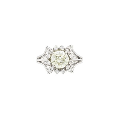 Lot 384 - White Gold and Diamond Ring