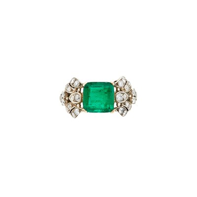 Lot 174 - White Gold, Silver, Emerald and Diamond Ring