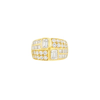 Lot 378 - Gold and Diamond Ring