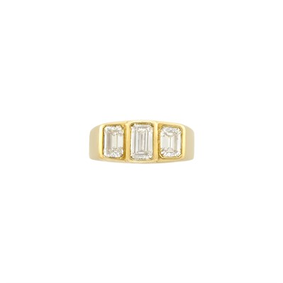 Lot 352 - Gold and Diamond Ring
