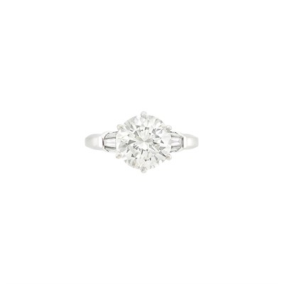 Lot 257 - White Gold and Diamond Ring
