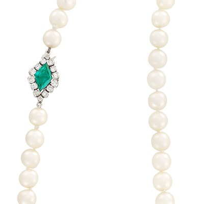 Lot 403 - Cultured Pearl Necklace with Platinum, Emerald and Diamond Clasp