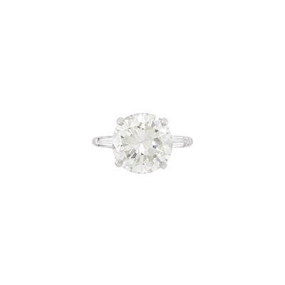 Lot 364 - Diamond Engagement Ring, 3 diamonds, center...