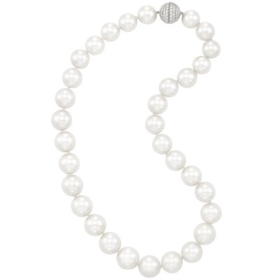 Lot 123 - South Sea Cultured Pearl Necklace with White Gold and Diamond Ball Clasp