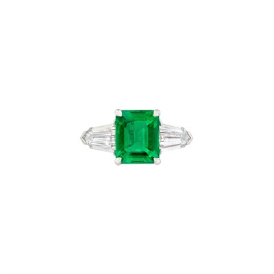 Lot 512 - Platinum, Emerald and Diamond Ring