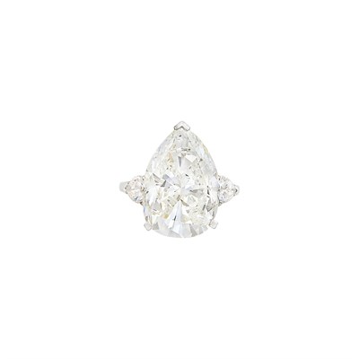 Lot 370 - Platinum and Diamond Ring