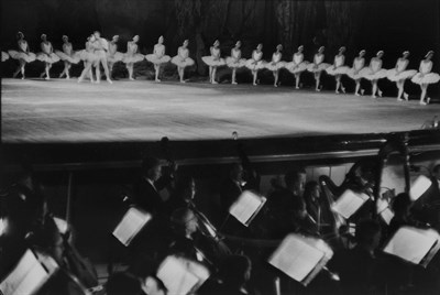 Lot 63 - CARTIER-BRESSON, HENRI (1908-2004) [Swan Lake,...