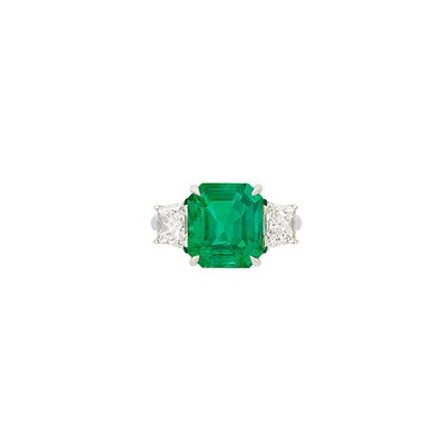 Lot 417 - Platinum, Emerald and Diamond Ring