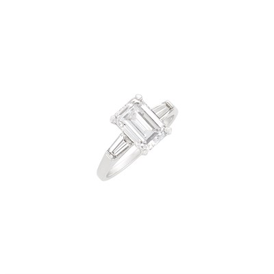 Lot 463 - Platinum and Diamond Ring