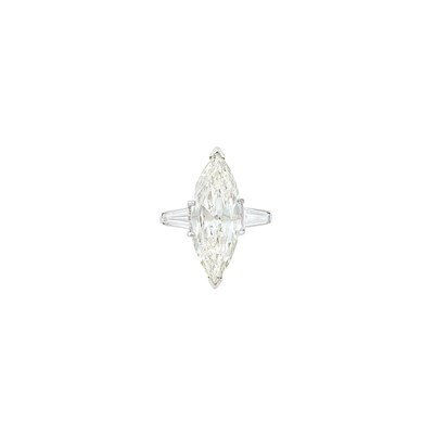 Lot 302 - Platinum and Diamond Ring