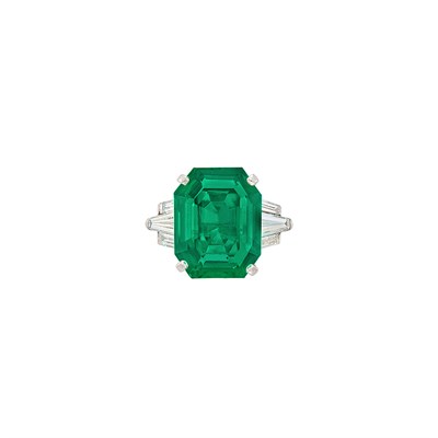 Lot 414 - Platinum, Emerald and Diamond Ring