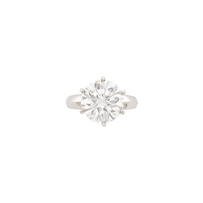 Lot 301 - Platinum and Diamond Ring