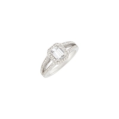 Lot 155 - White Gold and Diamond Ring