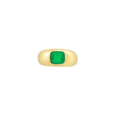 Lot 199 - Gold and Emerald Gypsy Ring