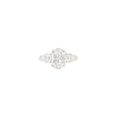 Lot 418 - Platinum and Diamond Ring